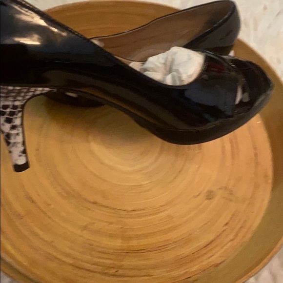 ‼️New Never Worn B&W Pumps - Picture 3 of 8